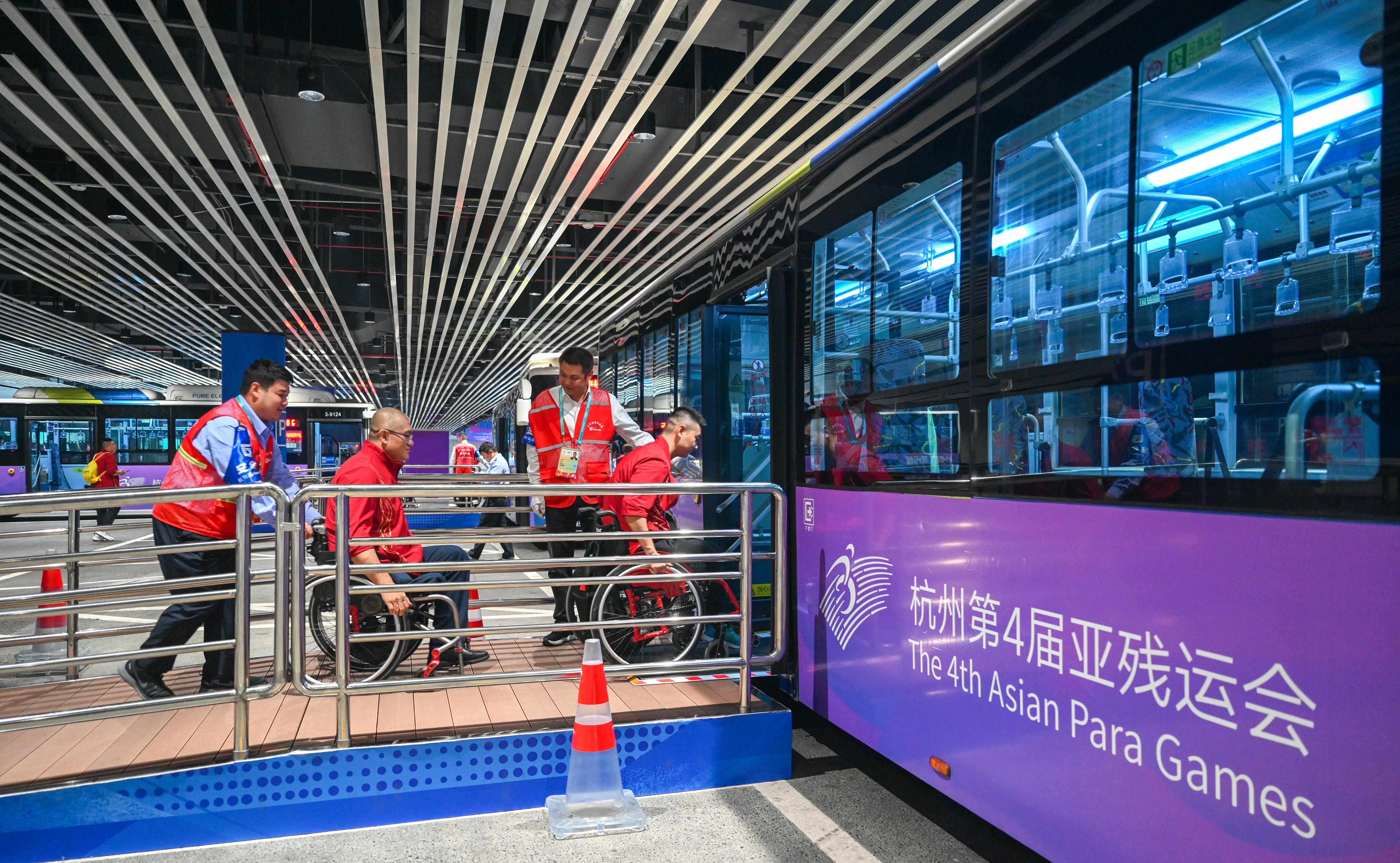 △2023年10月25日，結(jié)束輪椅籃球比賽后的中國隊(duì)和阿富汗隊(duì)球員通過無障礙坡道，順利上車返回運(yùn)動(dòng)員村。