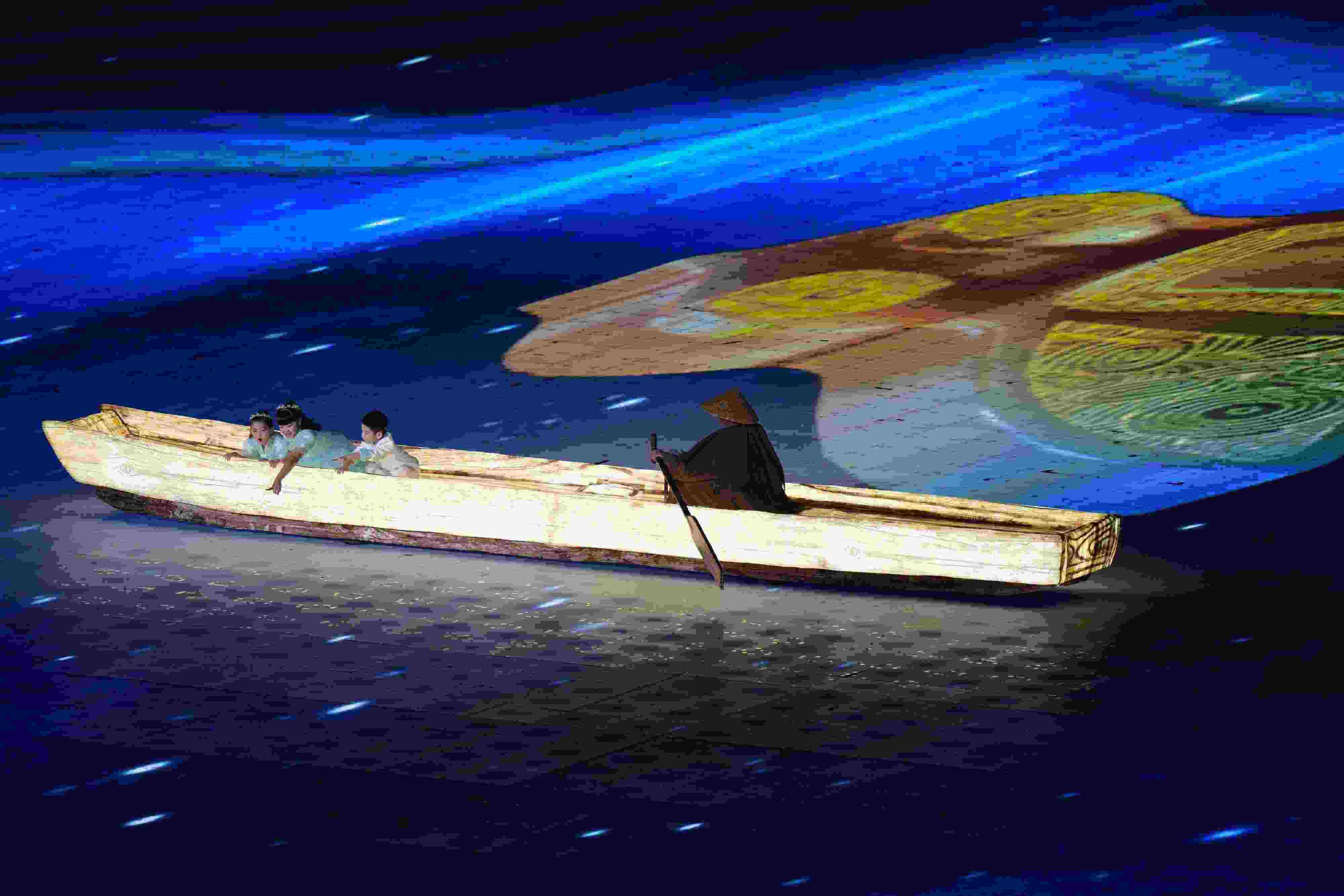 △2023年10月28日，杭州亞殘運(yùn)會(huì)閉幕式上的“中華第一舟”。