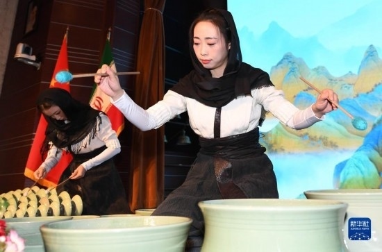 10月30日，演員在伊朗德黑蘭伊朗國家藝術(shù)科學(xué)院舉行的“青風(fēng)海上來”浙江青瓷巡禮開幕式暨“萬象中國·天下寧波”寧波文旅推介會開幕式上表演。新華社記者 沙達(dá)提 攝