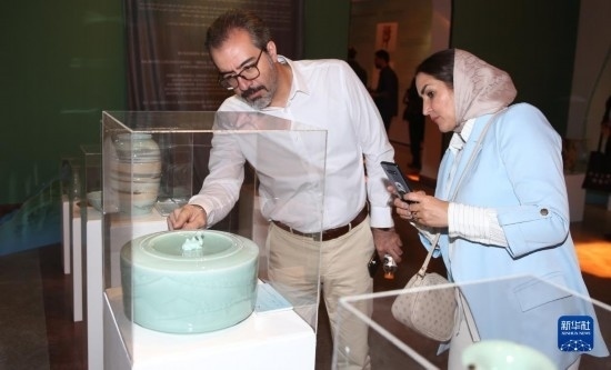 10月30日，人們在伊朗德黑蘭伊朗國家藝術(shù)科學(xué)院觀看展出的展品。新華社記者 沙達(dá)提 攝