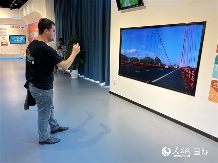 歐亞國家記者在橋梁博物館參觀。（人民網(wǎng) 花放攝）