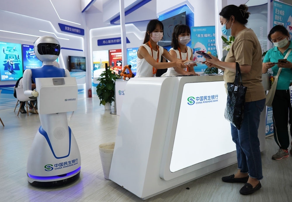 2022年9月4日，在服貿(mào)會首鋼園區(qū)金融服務(wù)專題展上，參觀者在中國民生銀行展臺咨詢金融業(yè)務(wù)。新華社記者 金皓原 攝