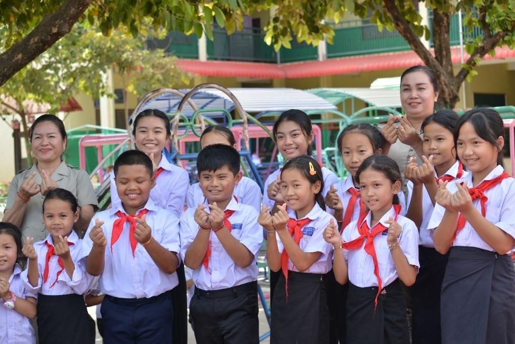 在采訪中，中老友好農(nóng)冰村小學(xué)師生為老中友誼“比心”。