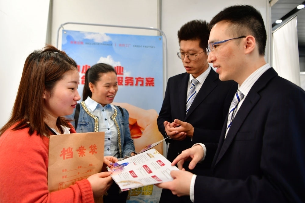 2019年5月9日，兩名鞋業(yè)公司的工作人員（左一和左二）向銀行工作人員咨詢中小微企業(yè)金融服務(wù)方案細(xì)則。當(dāng)日，福建自貿(mào)區(qū)福州片區(qū)稅企銀三方對接會在馬尾基金小鎮(zhèn)舉辦，來自傳統(tǒng)制造業(yè)、物聯(lián)網(wǎng)和電子商務(wù)等行業(yè)的企業(yè)代表參加對接會。新華社記者 魏培全 攝