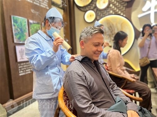  （外媒記者體驗艾灸。中國經(jīng)濟周刊記者 郭志強 攝）