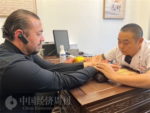  （外媒記者走進中醫(yī)堂，問診中醫(yī)名師。中國經(jīng)濟周刊記者 郭志強攝）