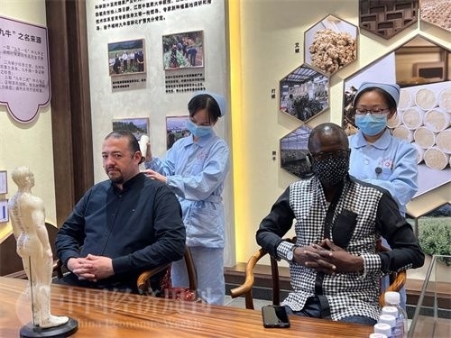  （外媒記者爭先恐后體驗艾灸，直呼神奇。中國經(jīng)濟周刊記者 郭志強 攝）