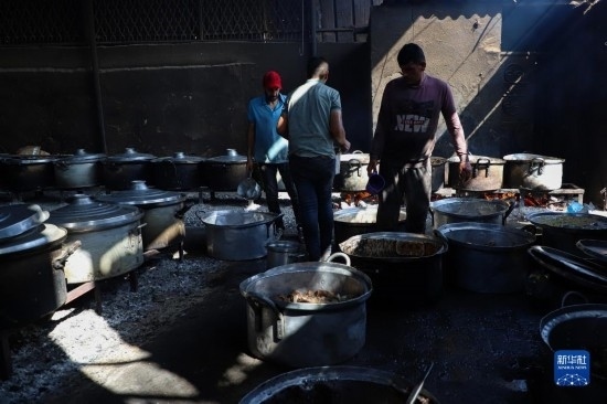 11月3日，在加沙地帶南部城市拉法，人們在煤氣中斷后用柴火做飯。新華社發(fā)（里澤克·阿卜杜勒賈瓦德攝）