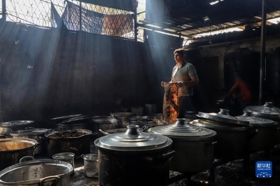 11月3日，在加沙地帶南部城市拉法，人們在煤氣中斷后用柴火做飯。新華社發(fā)（里澤克·阿卜杜勒賈瓦德攝）