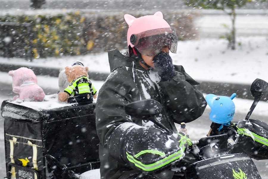 11月6日，在長春市街頭，一名外賣員在雪中騎行。新華社記者 許暢 攝
