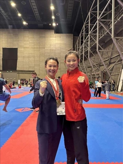 教練李紅（左）與龔莉（右）在2023年匈牙利布達佩斯世界空手道錦標(biāo)賽上合影。受訪者供圖