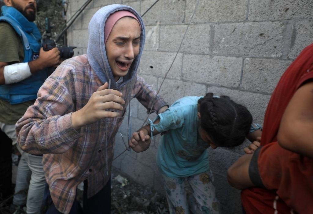 11月6日，人們從加沙地帶中部地區(qū)一處被炸難民營(yíng)逃離。新華社發(fā)（亞西爾·庫(kù)迪攝）