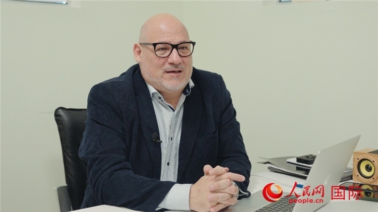 烏拉圭《共和國報》總編輯胡安·布蘭卡接受人民網(wǎng)專訪。人民網(wǎng)記者 張若涵攝