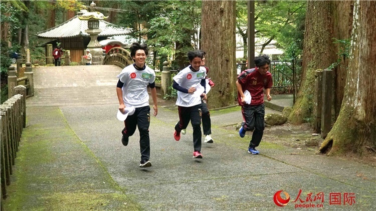 中日青少年在百年古剎里奔跑，揮灑青春的汗水。人民網(wǎng) 蔣曉辰攝