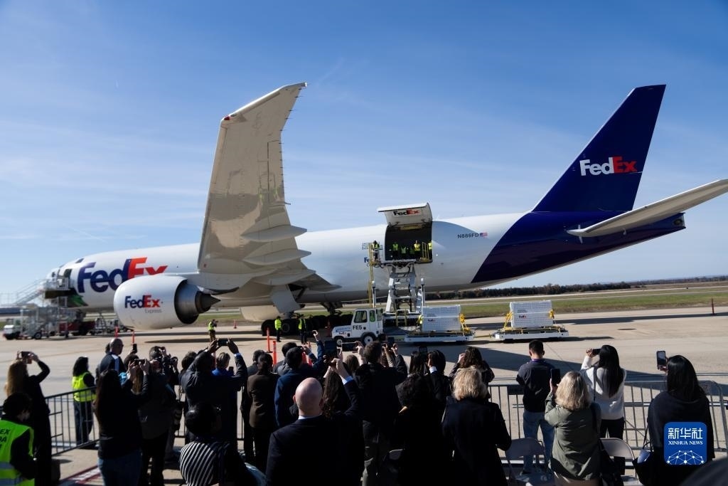 11月8日，在美國弗吉尼亞州的華盛頓杜勒斯國際機(jī)場，裝有大熊貓的特制“旅行包廂”準(zhǔn)備運上專機(jī)。新華社記者劉杰攝