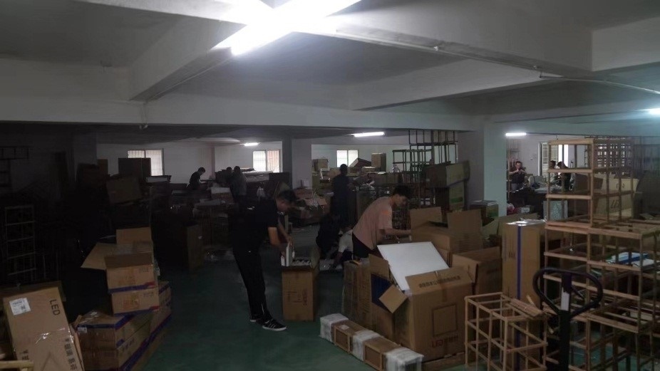 查處倉庫現(xiàn)場。重慶市梁平區(qū)公安局供圖。