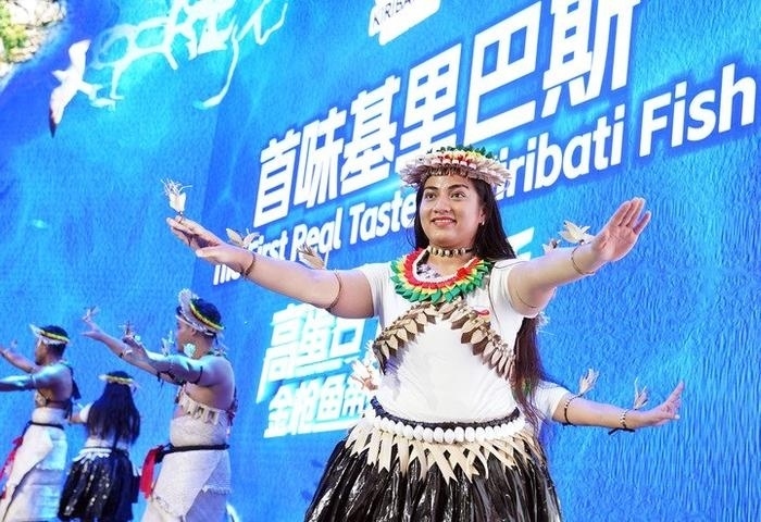11月8日，來自基里巴斯的參展人員在基里巴斯水產(chǎn)品推介活動上表演。