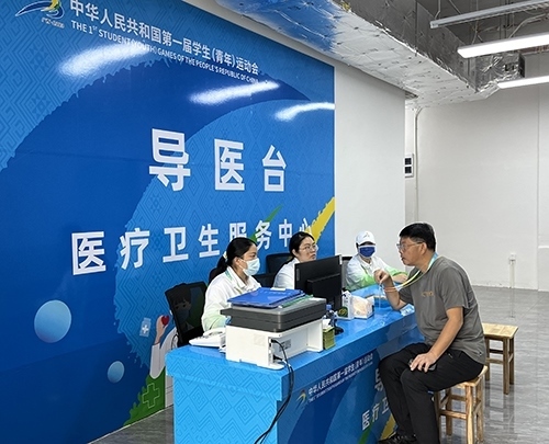 村內(nèi)住客在醫(yī)療衛(wèi)生服務(wù)中心導(dǎo)醫(yī)臺問診。人民網(wǎng)記者 歐興榮攝