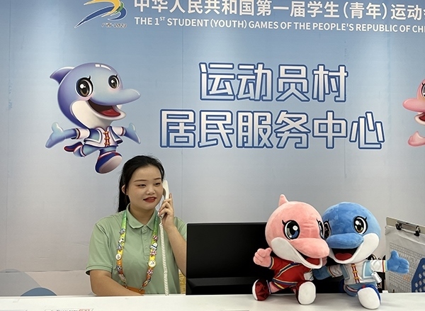 朱珊妮在接聽住宿服務(wù)中心的熱線電話。人民網(wǎng)記者 歐興榮攝