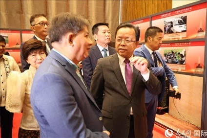 論壇期間配套舉行“‘擺脫貧困之路’——寧德扶貧開發(fā)圖片展”。人民網(wǎng)記者樊帆 攝