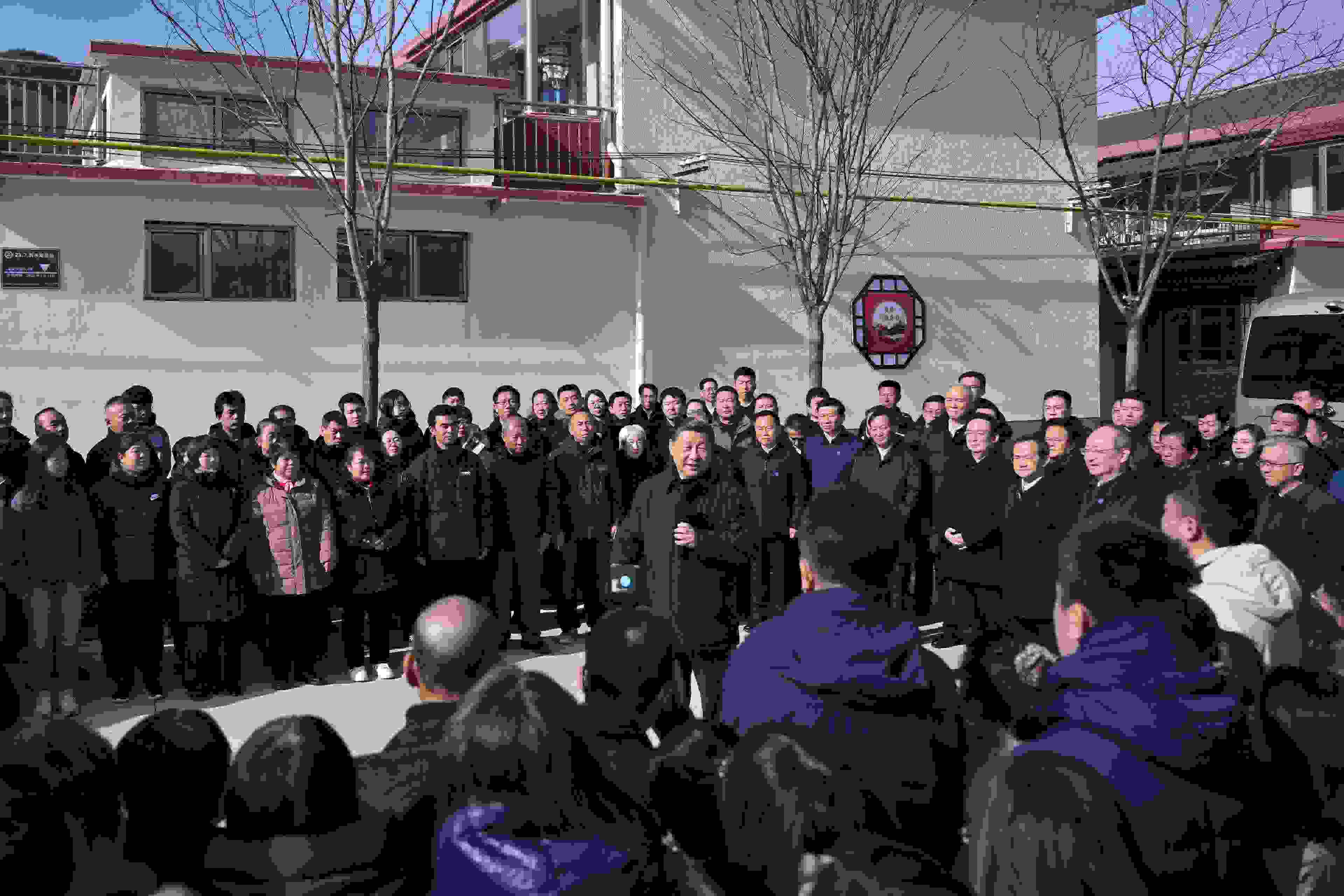 2023年11月10日，習(xí)近平總書記在北京市門頭溝區(qū)妙峰山鎮(zhèn)水峪嘴村考察時(shí)，同當(dāng)?shù)厝罕娪H切交流。