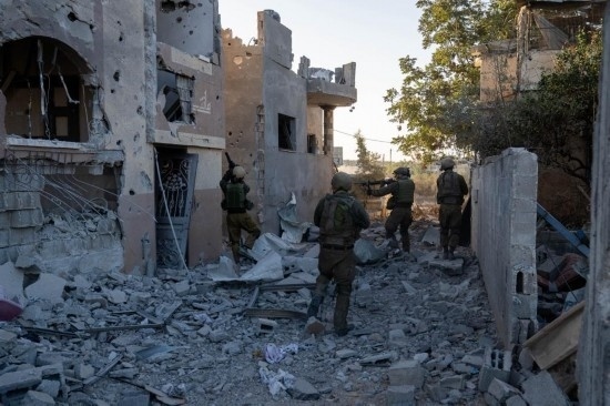 這張以色列國(guó)防軍11月12日發(fā)布的照片顯示，以軍地面部隊(duì)在加沙地帶北部開(kāi)展軍事行動(dòng)。新華社發(fā)