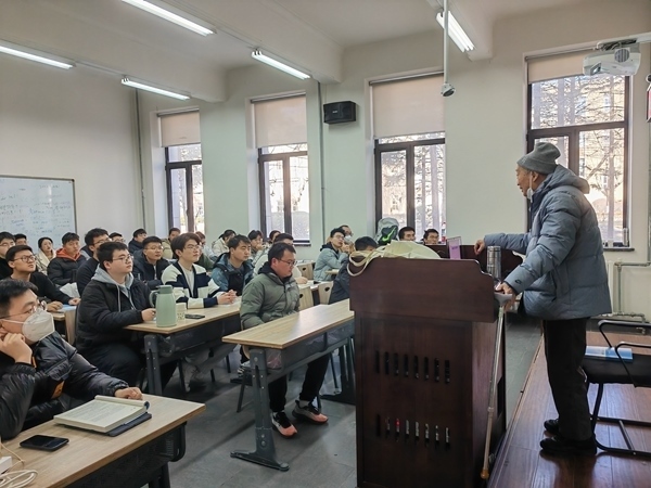 鐘萬勰院士為研究生上課。大連理工大學供圖