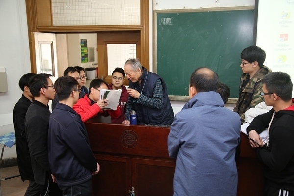 鐘萬勰院士為學生們答疑解惑。大連理工大學供圖