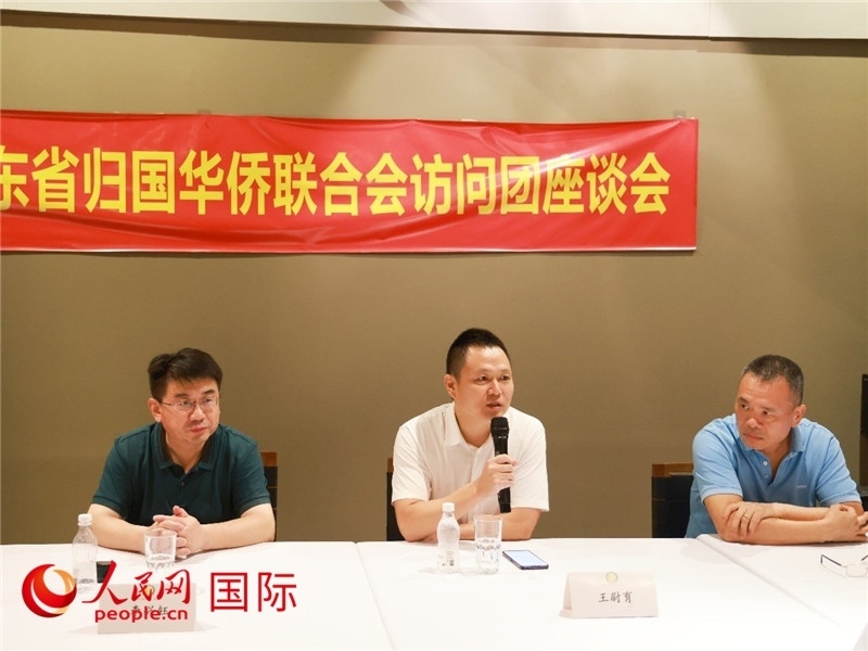 中國(guó)駐里約總領(lǐng)館副總領(lǐng)事王尉育（中）在座談會(huì)上致辭。人民網(wǎng)記者 陳海琪攝