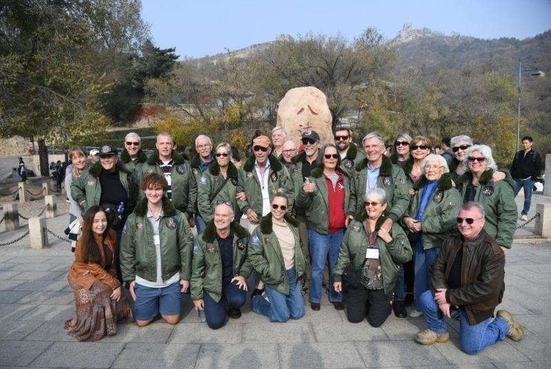 2023年10月29日，美國飛虎隊老兵莫耶一行人在北京八達嶺長城合影留念。