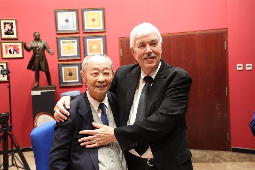 費城交響樂團小提琴演奏家戴維·布斯與原中央樂團小提琴演奏家朱信人50年后再相聚。