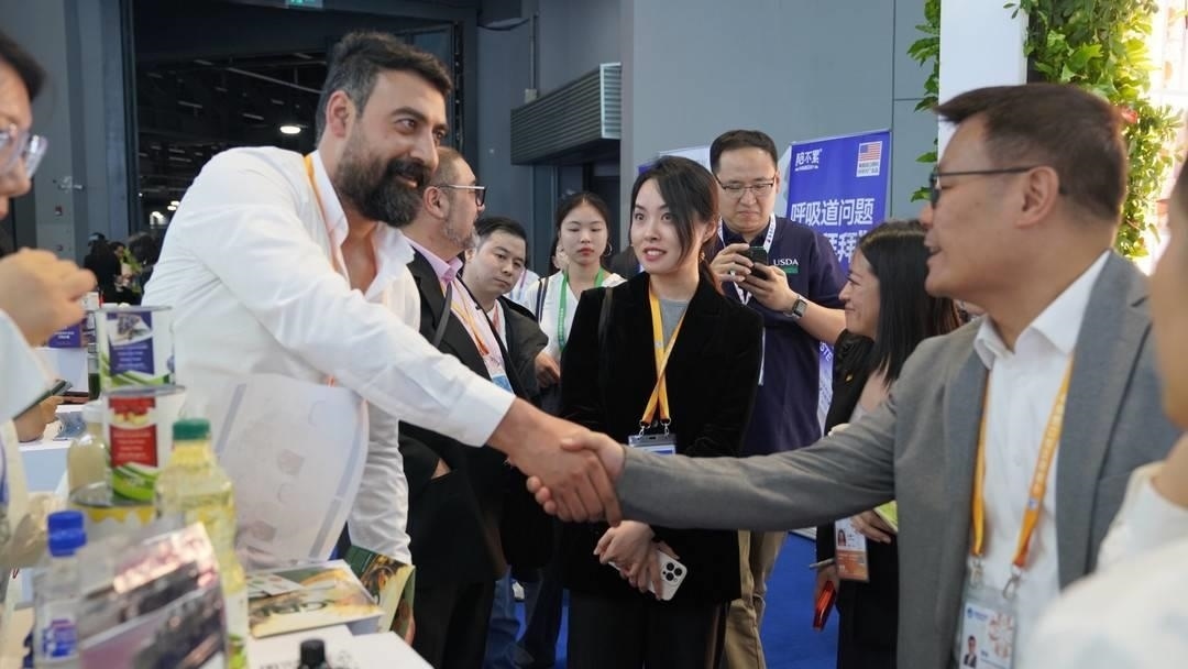 第六屆進博會上，國內(nèi)一家超市行業(yè)的客商與來自美國佐治亞州的企業(yè)展商達成初步合作意向。