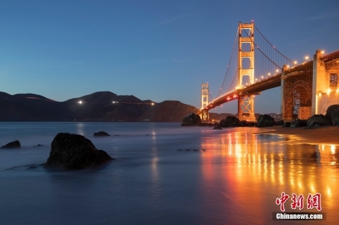 當(dāng)?shù)貢r間10月29日，美國舊金山金門大橋在海浪和夜色的襯托下美如一幅畫。<a target='_blank' href='/'><p class=