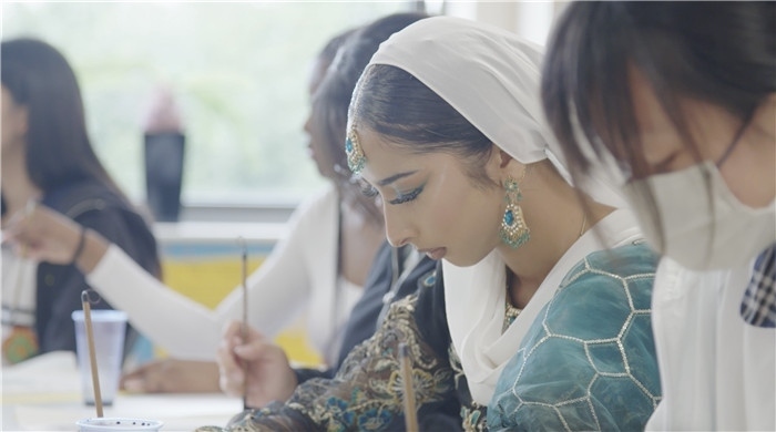 學(xué)生學(xué)習(xí)中國書法。帕特里克·謝德-西蒙茲攝