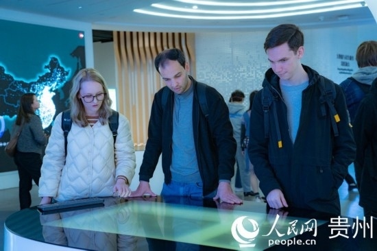 在國(guó)家大數(shù)據(jù)（貴州）綜合試驗(yàn)區(qū)交流體驗(yàn)中心，歐亞國(guó)家記者體驗(yàn)貴州大數(shù)據(jù)應(yīng)用場(chǎng)景。人民網(wǎng) 陽(yáng)茜攝