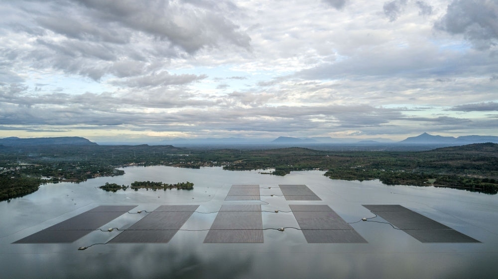 這是2022年12月8日在泰國烏汶府詩琳通水庫拍攝的浮體光伏項目（無人機照片）。中泰兩國聯(lián)合修建的浮體光伏項目2021年10月投入商業(yè)運營。中國制造的電池板不斷將日光轉化為清潔電能，輸送至當?shù)厍Ъ胰f戶。