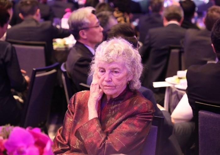 當(dāng)?shù)貢r(shí)間11月15日晚，國(guó)家主席習(xí)近平在美國(guó)舊金山出席美國(guó)友好團(tuán)體聯(lián)合舉行的歡迎宴會(huì)。在熱烈的掌聲中，習(xí)近平發(fā)表重要演講。圖為參加晚宴人士認(rèn)真聆聽演講。人民日?qǐng)?bào)記者 李志偉 攝