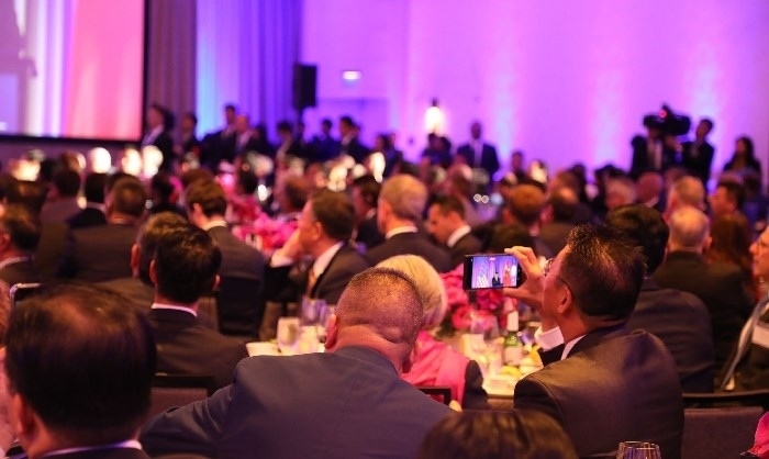 當(dāng)?shù)貢r(shí)間11月15日晚，國(guó)家主席習(xí)近平在美國(guó)舊金山出席美國(guó)友好團(tuán)體聯(lián)合舉行的歡迎宴會(huì)。在熱烈的掌聲中，習(xí)近平發(fā)表重要演講。圖為參加晚宴人士認(rèn)真聆聽演講。人民日?qǐng)?bào)記者 李志偉 攝