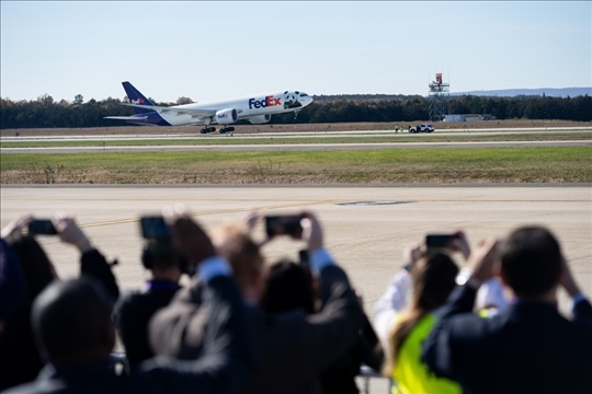 2023年11月8日，運送大熊貓的專機從美國弗吉尼亞州的華盛頓杜勒斯國際機場起飛。旅居美國的大熊貓“美香”“添添”和它們在華盛頓出生并長大的雄性幼崽“小奇跡”當天啟程返回中國。新華社記者 劉杰攝