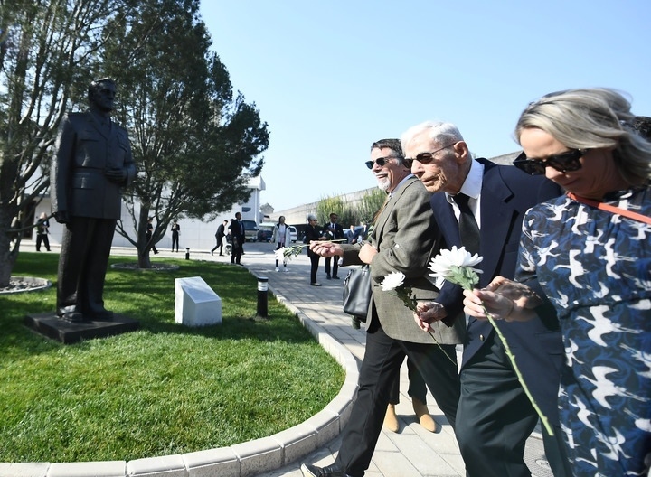 10月30日，在北京，飛虎隊老兵哈里·莫耶（中）向陳納德將軍雕像獻(xiàn)花。