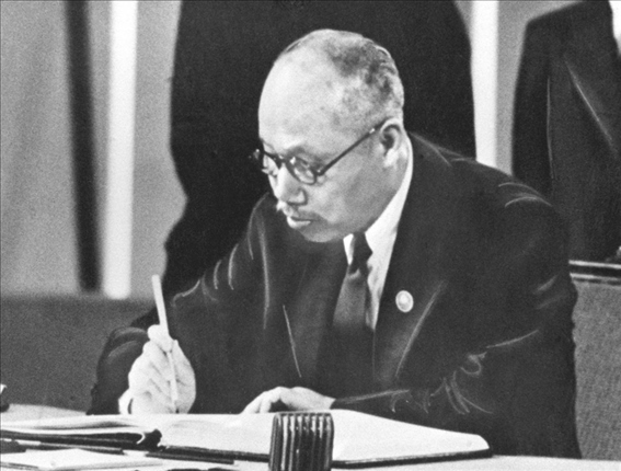 董必武在《聯(lián)合國憲章》上簽名。新華社發(fā)