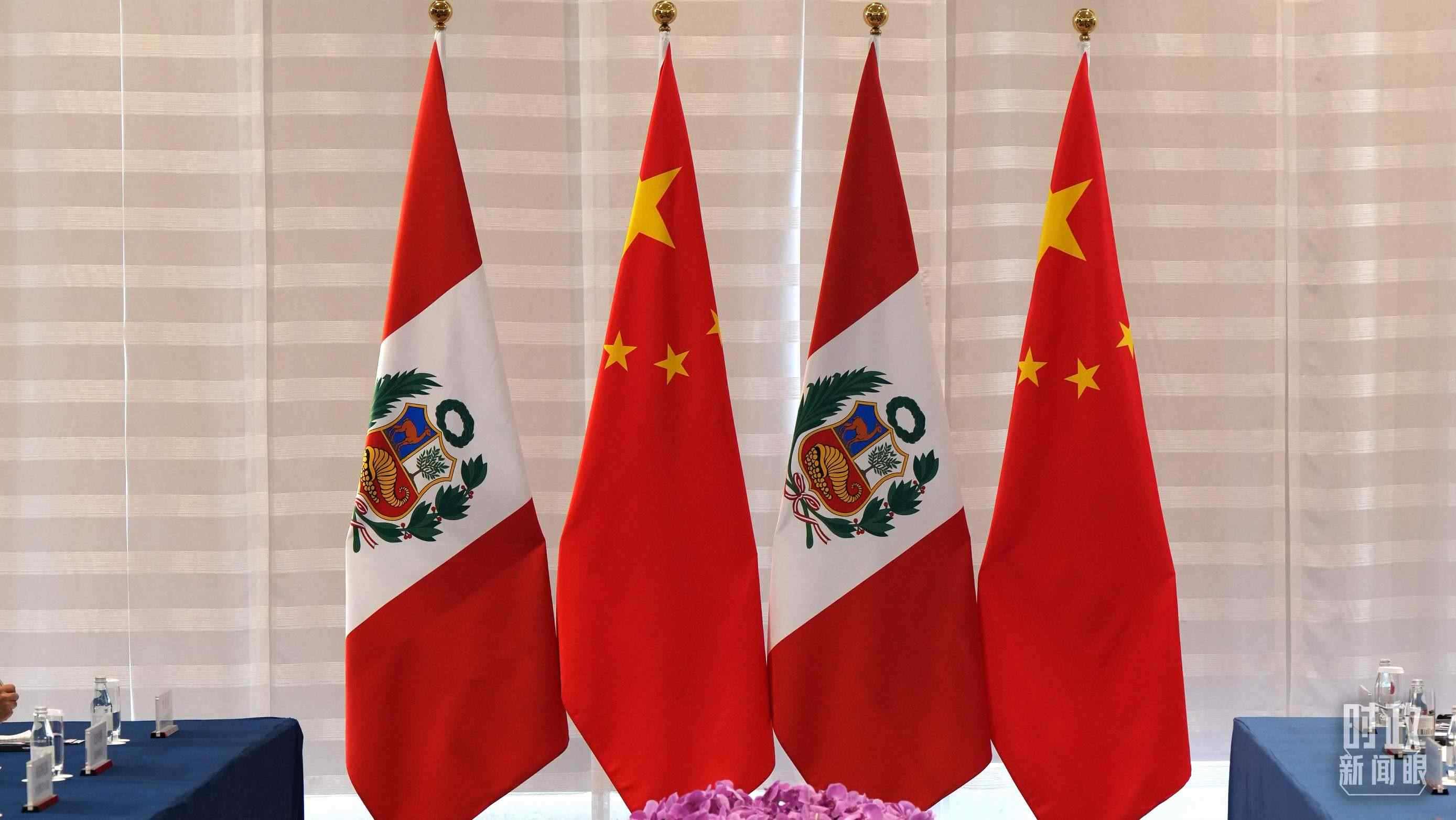 △會談現(xiàn)場的中秘兩國國旗。（總臺國廣記者李晉拍攝）