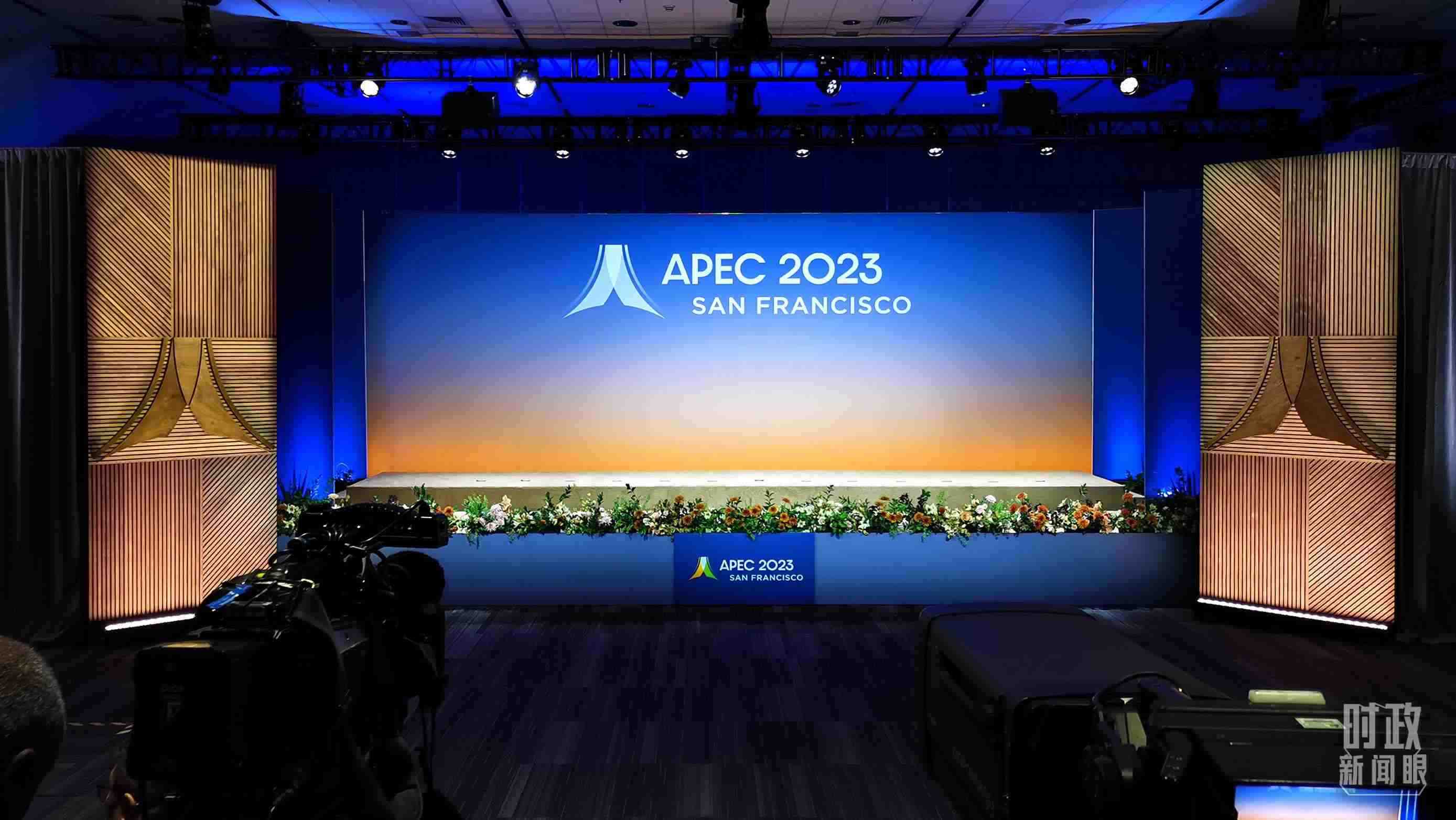 △16日，APEC領(lǐng)導(dǎo)人同東道主嘉賓在對話會前集體合影，圖為記者們在等待合影開始。（總臺央視記者石偉明拍攝）