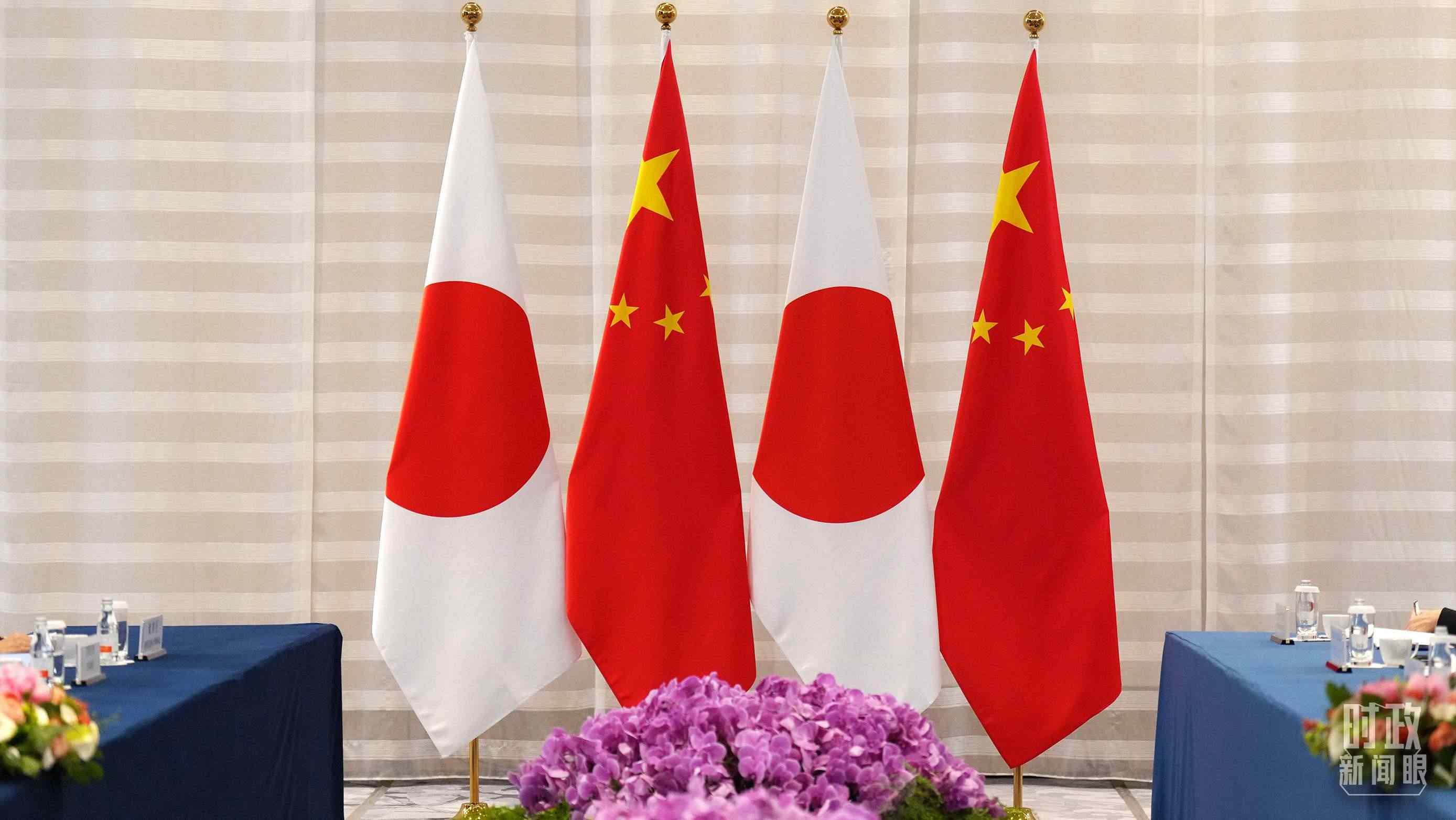 △會談現(xiàn)場的中日兩國國旗。（總臺國廣記者李晉拍攝）