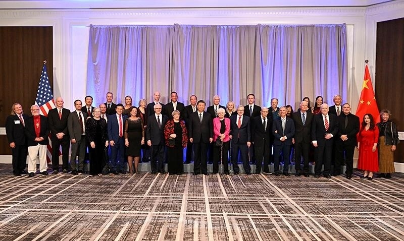 △當(dāng)?shù)貢r(shí)間11月15日晚，習(xí)近平主席在美國舊金山出席美國友好團(tuán)體聯(lián)合舉行的歡迎宴會。這是宴會開始前，習(xí)近平主席同友好人士代表親切交談并合影留念。