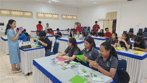 巴陵康孔子學院中方院長朱敏霞講解中國的二十四節(jié)氣。主辦方供圖