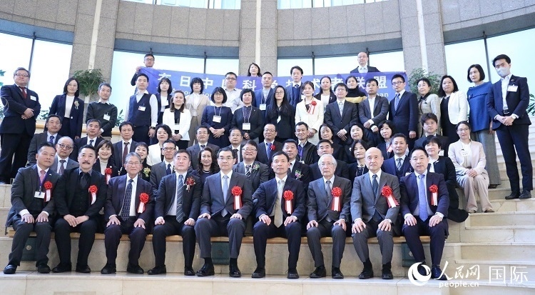 到場(chǎng)嘉賓與中國駐日本大使吳江浩合影留念。人民網(wǎng) 許可攝