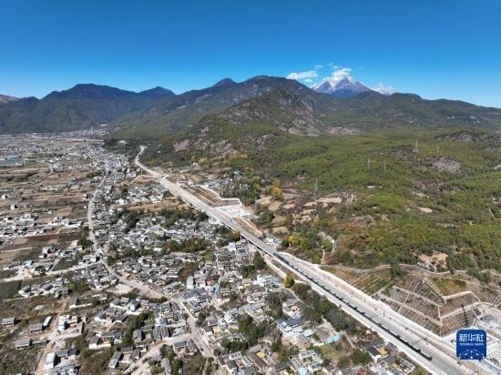 11月25日在麗江市境內(nèi)拍攝的即將開通的麗香鐵路（無人機照片）。