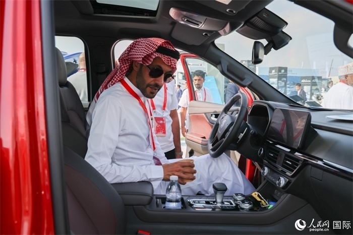 嘉賓參觀體驗(yàn)山東重工產(chǎn)品。人民網(wǎng)記者 任皓宇攝