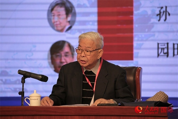 北京外國(guó)語(yǔ)大學(xué)北京日本學(xué)研究中心原主任嚴(yán)安生發(fā)表主旨演講。人民網(wǎng)記者 張麗婭攝